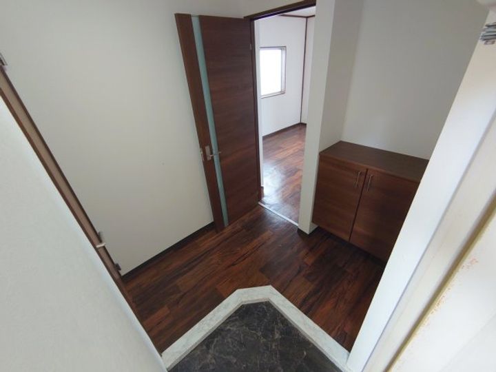 学水ハイツの玄関