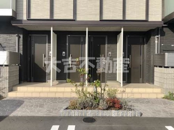 アヴィーロード今保の玄関