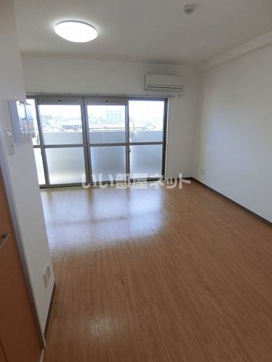 栗真MSビルの居間