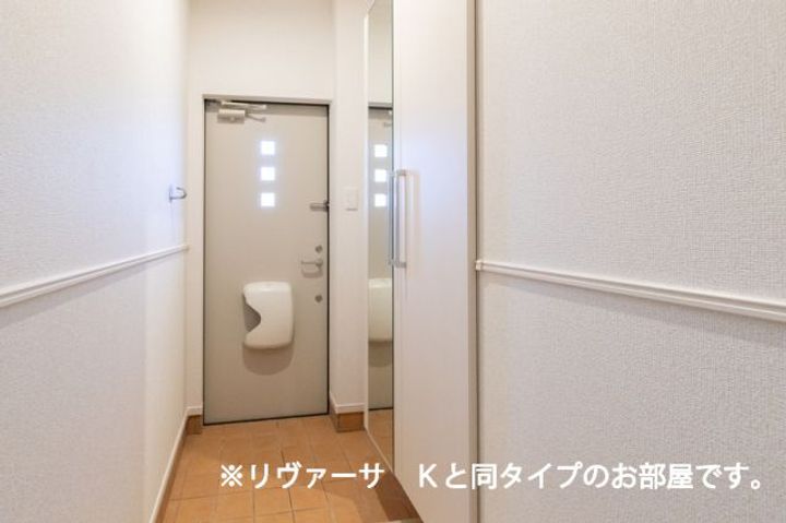 コリーナ アルモ Dの玄関