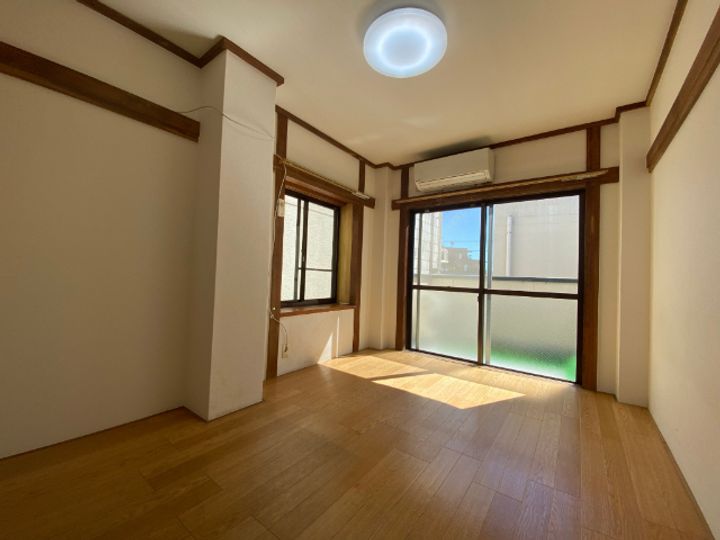 金城ビルの居間