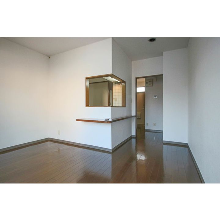 ワンルーム花房の居間