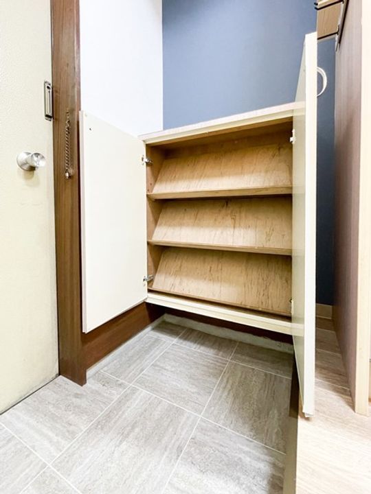 クイーンシップ上大岡Iの玄関