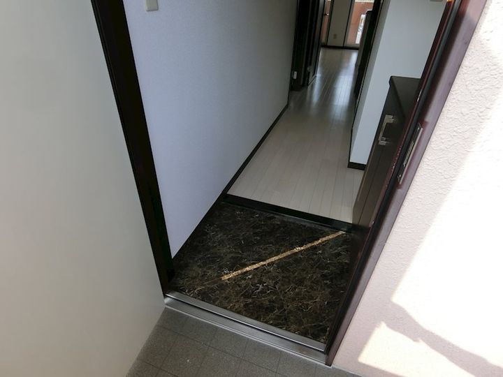 スカイヒルズマンションの玄関