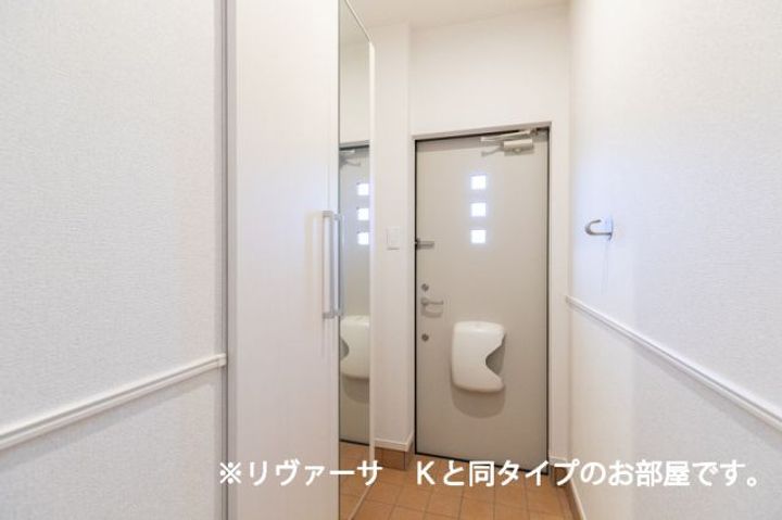 コリーナ アルモ Dの玄関