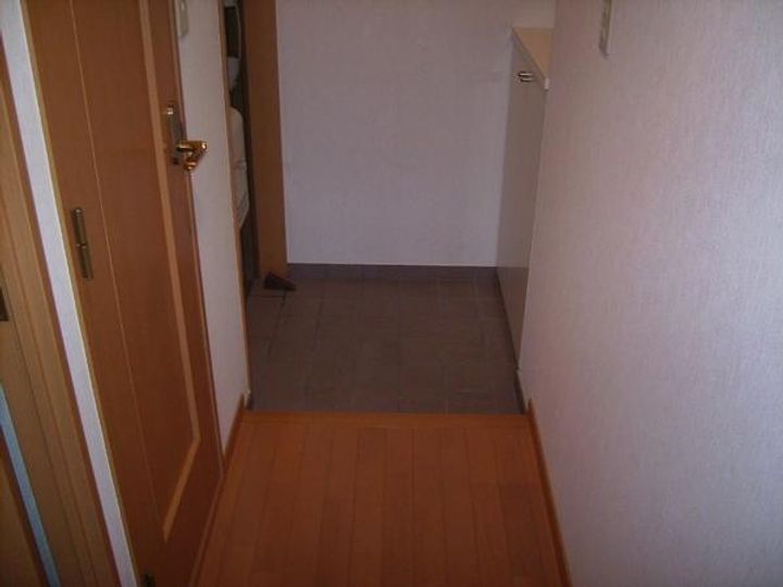埼玉県草加市栄町3(マンション)の賃貸物件の玄関
