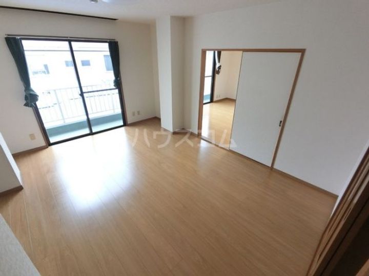 松村ビルの居間