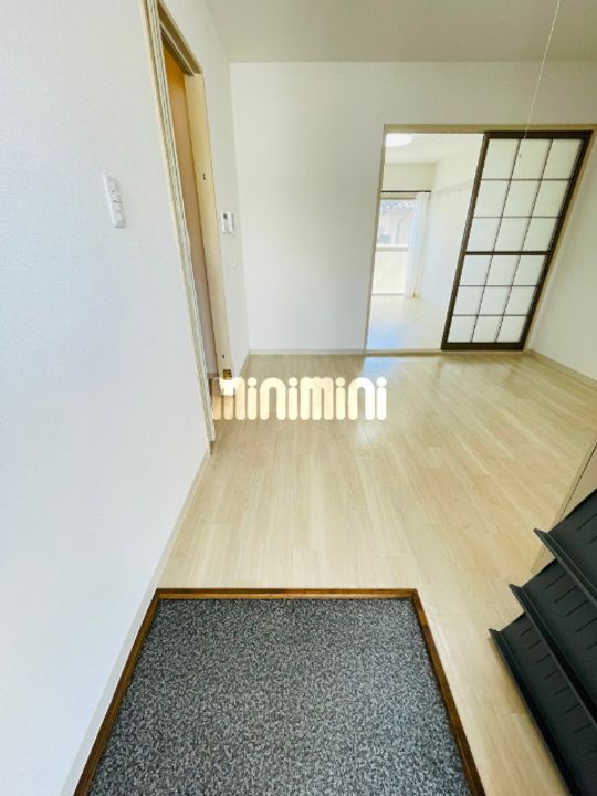 タウンアベニュー小泉Aの玄関