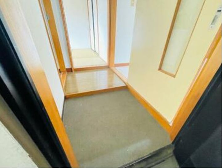 ハイツ花梨の玄関