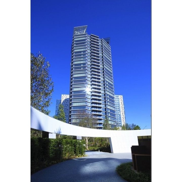 コンフォリア新宿イーストサイドタワーの外観