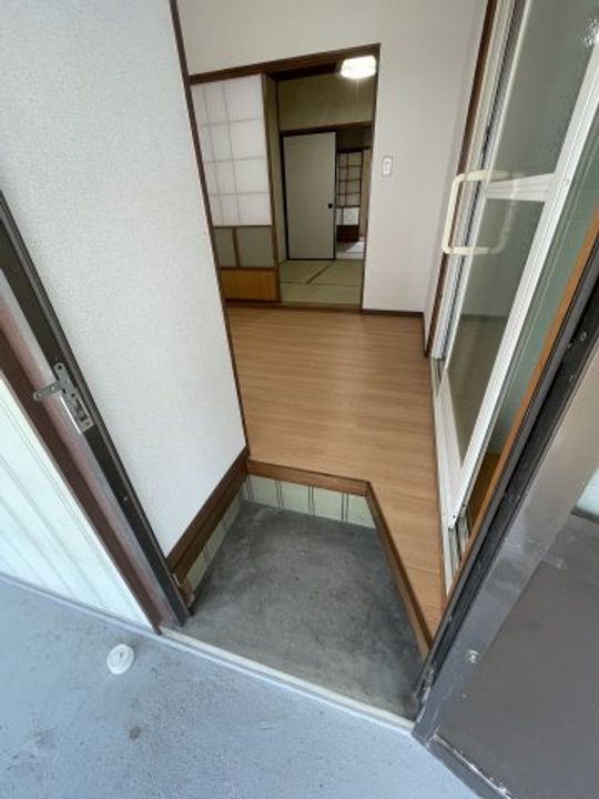 アパート水小屋の玄関