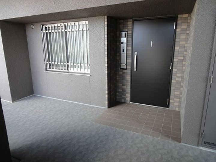ロイヤルガーデン大供弐番館の玄関