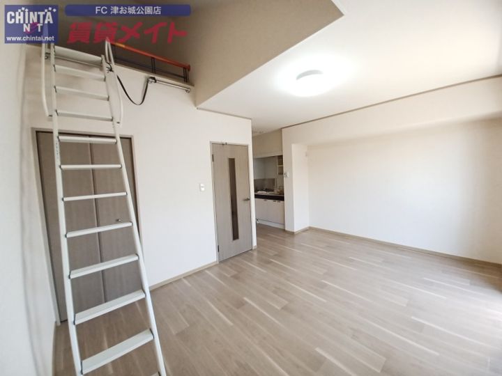 ラ・メールTAKASAGO Aの居間