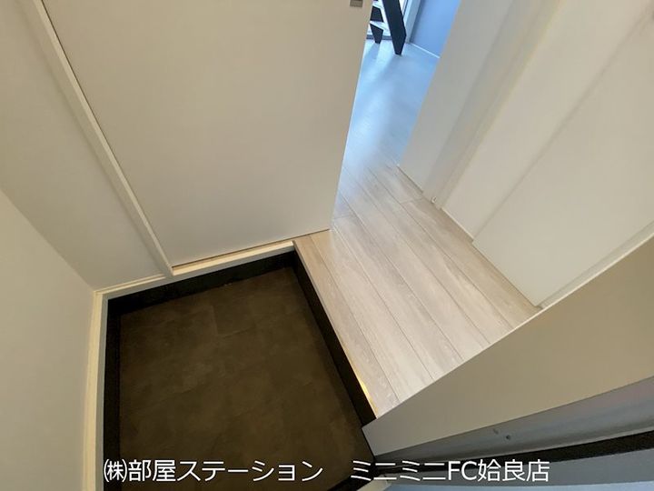 鹿児島県姶良市東餅田(アパート)の賃貸物件の玄関