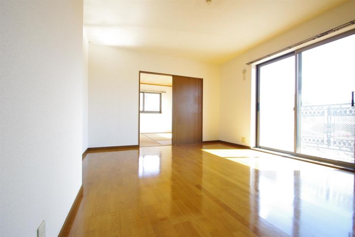 オーセンティック室園EASTの内装