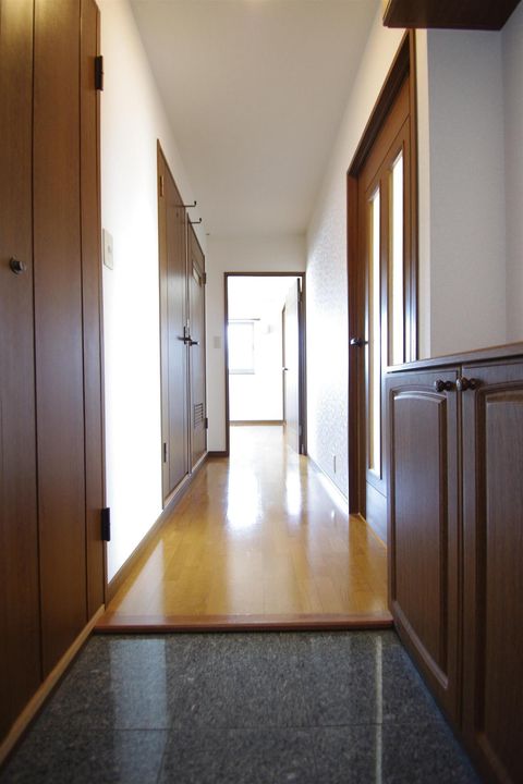 オーセンティック室園EASTの玄関