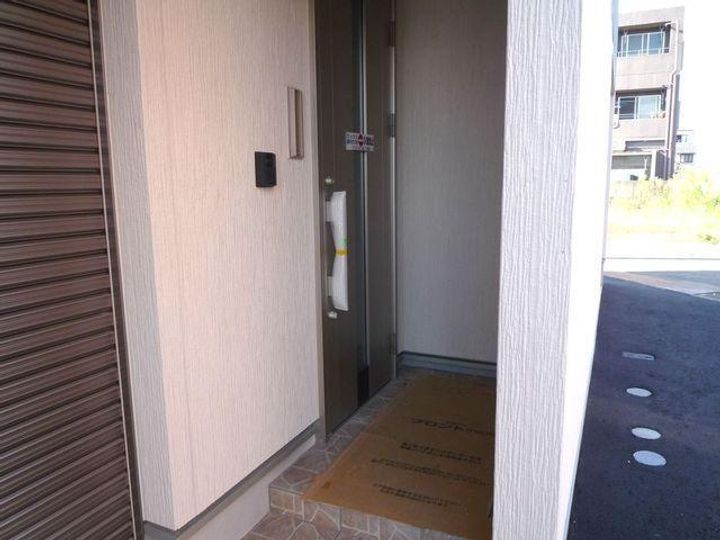 ファヴォリ二の宮 C棟の玄関