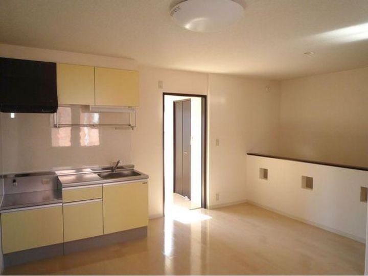 ファヴォリ二の宮 C棟の居間