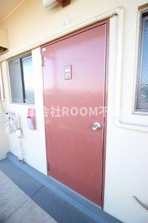 大王ハイツの玄関