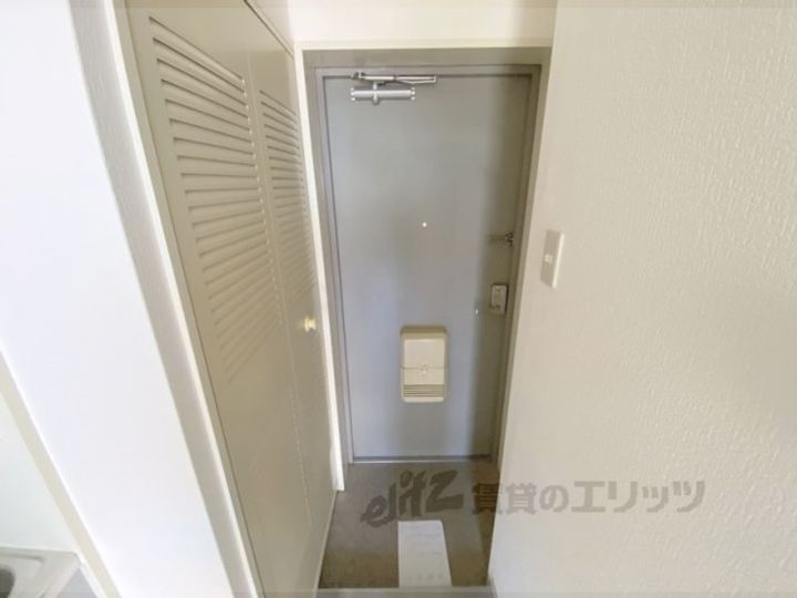 シティパレスあやめ池P3の玄関