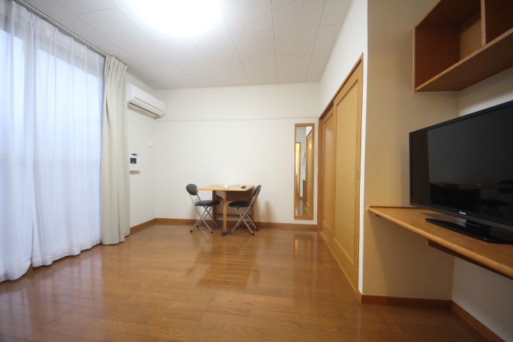 ワイズアパートメント八尾の居間