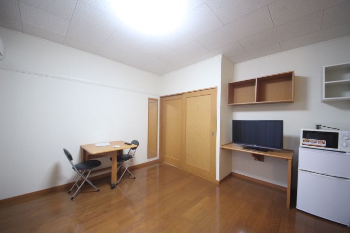ワイズアパートメント八尾の居間