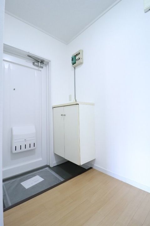 育進ビルの玄関
