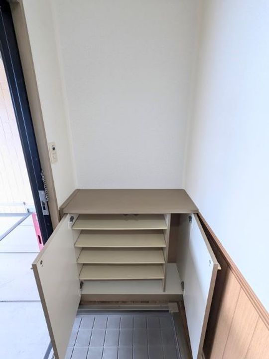 プラムハイツの玄関