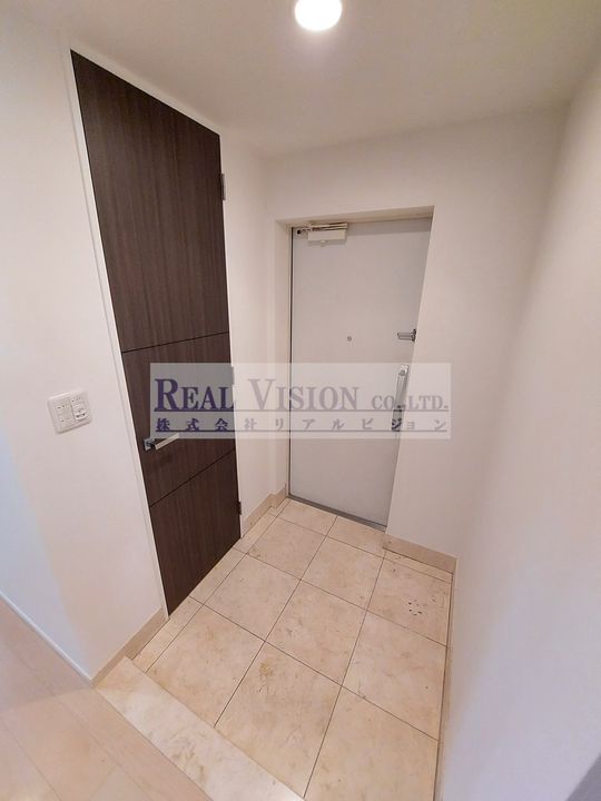 グレンパーク駒場WESTの玄関