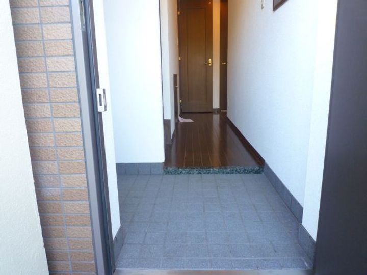 レジデンス光和114の玄関