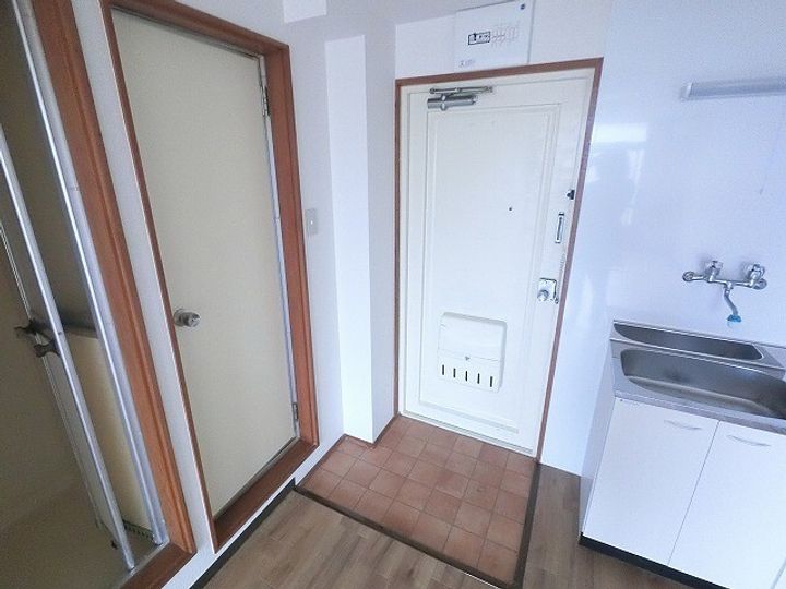 メゾンこがねの玄関