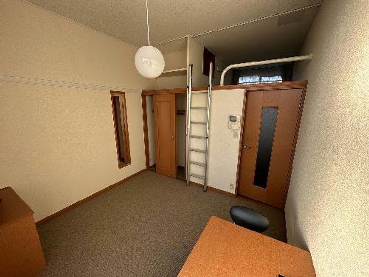 レオパレスカルーナの居間