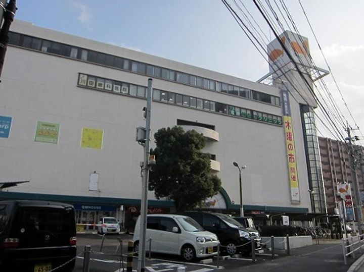 ロイヤルトレンディの周辺