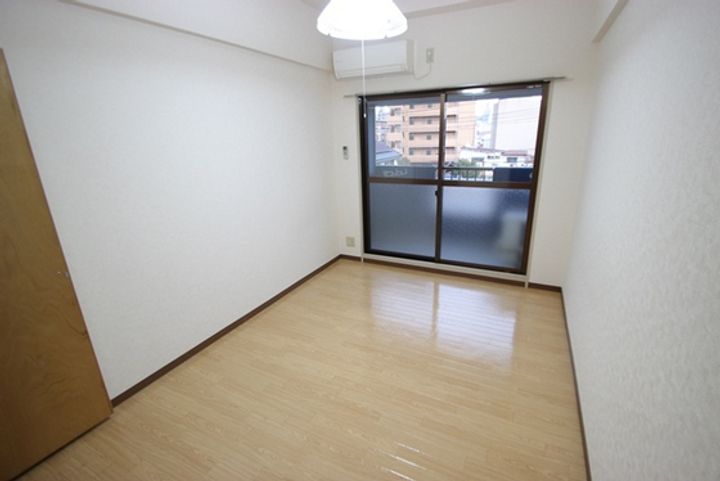 ファミールマツイの居間