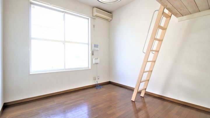 レオパレスフルーブ川平の居間