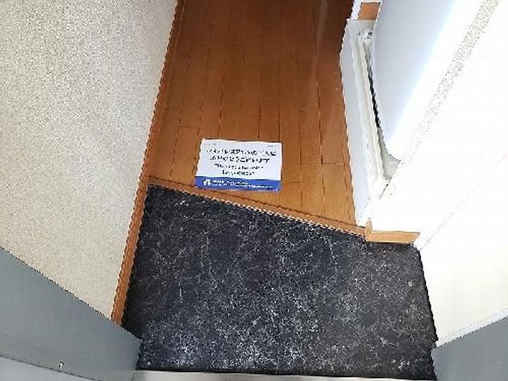 レオパレスNAGAKURAの玄関