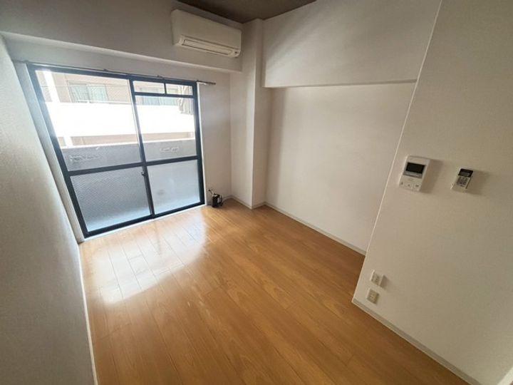 ユーアイビルの居間