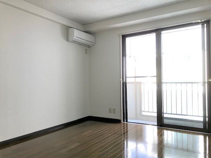 オネストビルの居間
