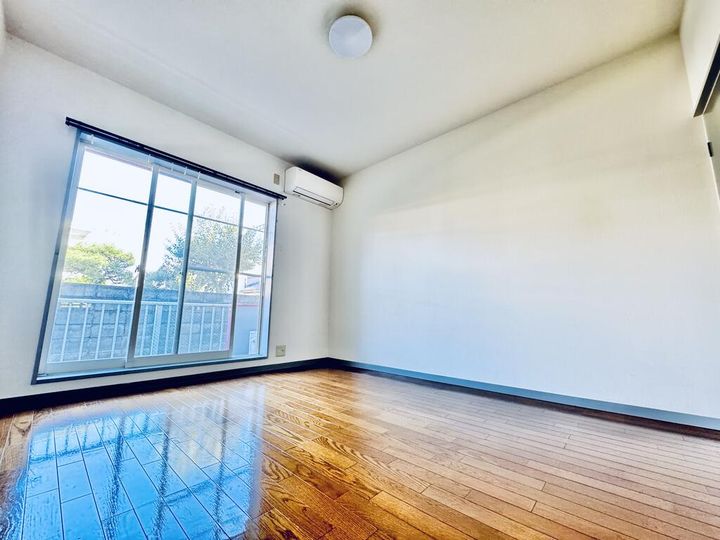 プール・トゥジュールの居間