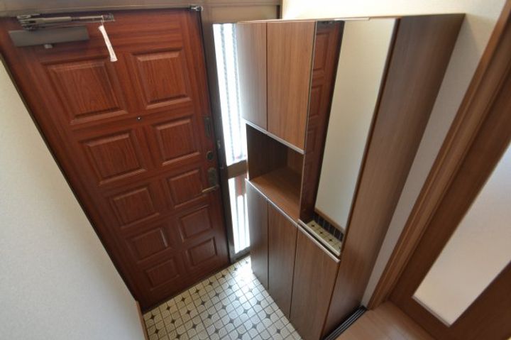 リバーサイドテラス西棟の玄関