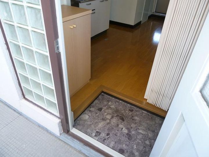 清和マンションの玄関