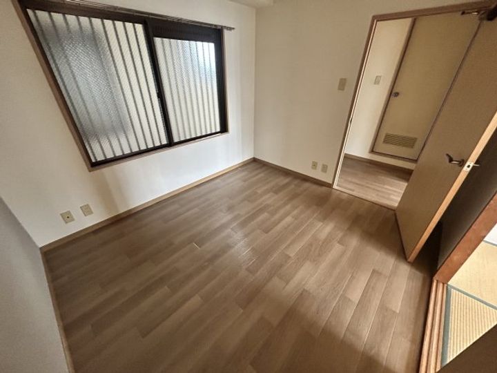 信永ビルの居間