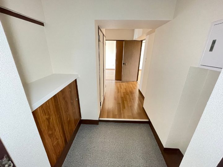 マンション一社の玄関