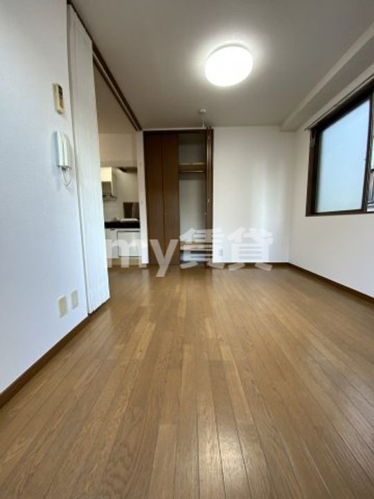 岡伸ビルの居間