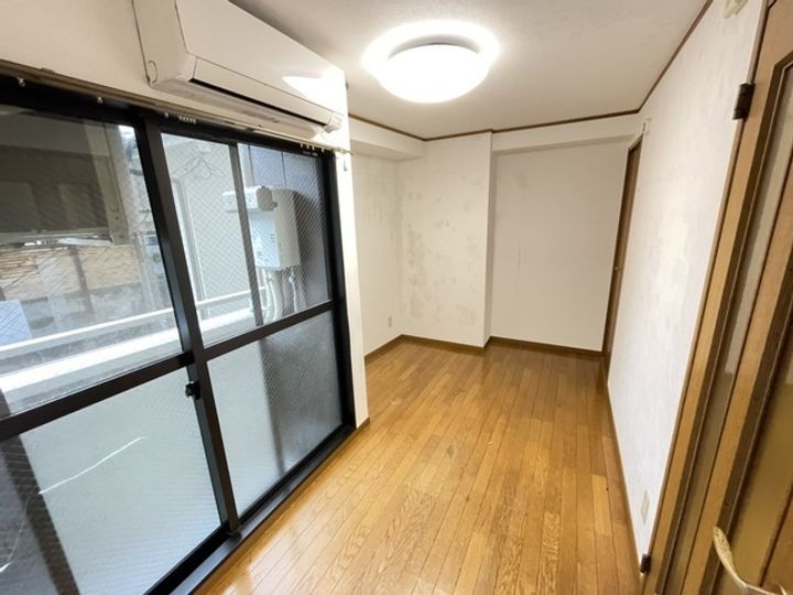 中央二反田ビルの居間