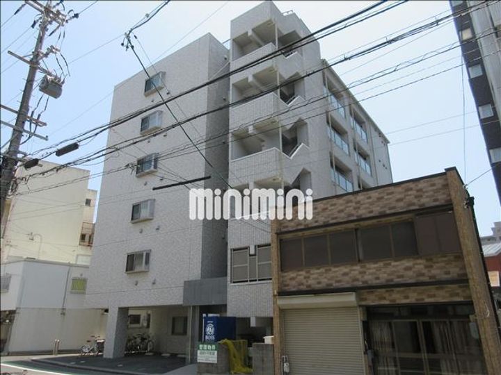 スリーティアラズの外観