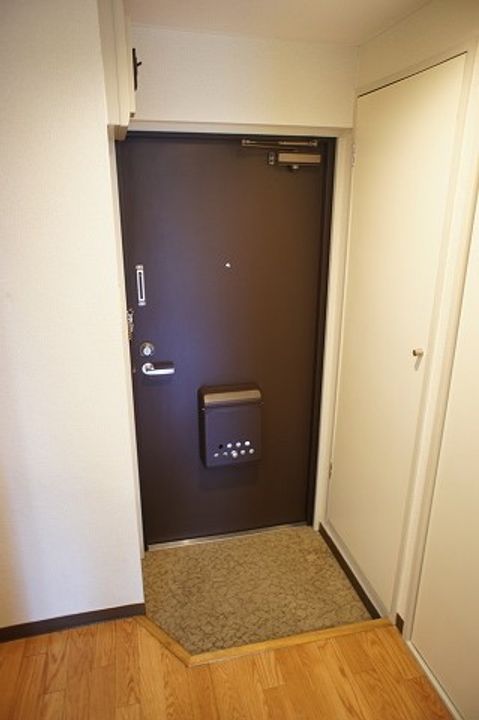 東京都世田谷区喜多見9(マンション)の賃貸物件の玄関