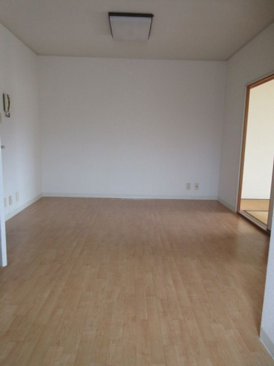 YOSHIDA BILDの居間