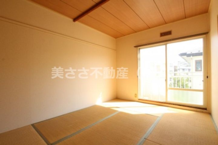 ジュネス西八の居間