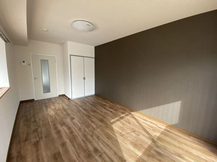 めまさビルの居間